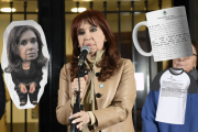Remeras, tazas, soquetes y muñecos: el merchandising que venden en Mercado Libre con la sentencia a Cristina Kirchner