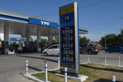 YPF se prepara para subir y bajar el precio de la nafta durante el día según su volumen de ventas