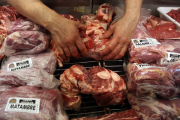 El consumo de alimentos continúa en baja: con qué se reemplaza la carne