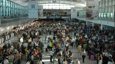 En abril hubo más argentinos que salieron del país que extranjeros que llegaron