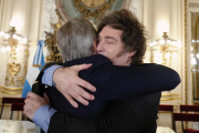 Javier Milei celebró la baja de la inflación y elogió a Luis Caputo: "El más grande de la historia"
