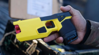 Cornejo confirmó el uso de pistolas Taser para casos de violencia de género y arrebatos en la vía pública