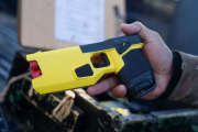 Cornejo confirmó el uso de pistolas Taser para casos de violencia de género y arrebatos en la vía pública