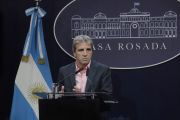 Luis Caputo le pidió a los comerciantes que “facturen en dólares”