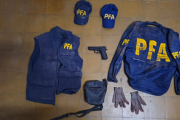 La banda de asaltantes que tiene 10 integrantes, viste uniforme policial y está en la mira por diversos golpes