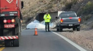Tras el vuelco de un camión, el Paso a Chile permanece cerrado: a qué hora se habilitará