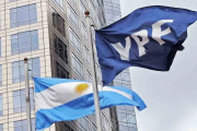 Caso YPF: el Gobierno pidió que no le exijan chats de Caputo, Massa y otros funcionarios