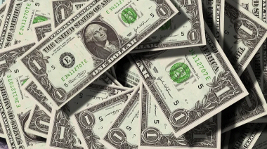 El dólar oficial y el blue siguen bajando: a cuánto cerraron este martes