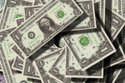 El dólar oficial y el blue siguen bajando: a cuánto cerraron este martes