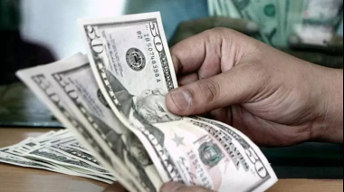 El dólar oficial cerró la semana en alza, mientras el blue retrocedió y la brecha quedó en mínimos históricos