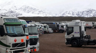 Las nevadas en Alta Montaña no cesan, el Paso sigue cerrado y hay unos 900 camiones varados en Mendoza