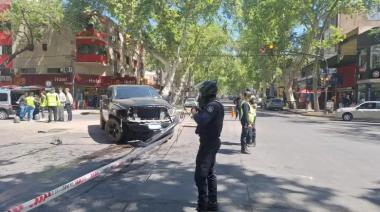 Violento accidente en pleno microcentro mendocino entre un móvil policial y una camioneta