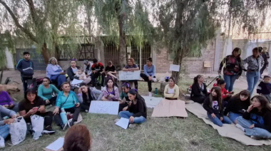 Vigilia de vecinos frente a la casa del presunto abusador de una joven en Las Heras