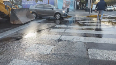 Aysam: La rotura de un caño en el centro de Ciudad generó caos, desvíos de vehículos y cortes de agua