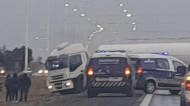 Caos vehicular por un camión accidentado sobre el Acceso Este