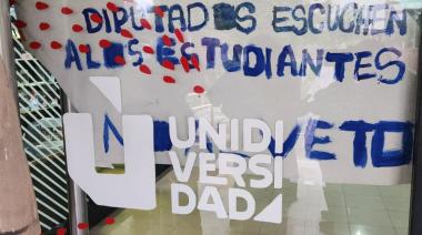 Reclamo de estudiantes de la UNCuyo tras el veto de la ley de Financiamiento Universitario
