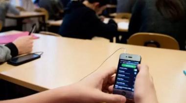 Qué alcances tendrá la nueva ley de uso de celulares en las escuelas: la postura de la DGE