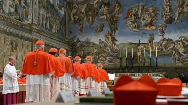 El Vaticano ya instaló la chimenea en la Capilla Sixtina para el cónclave