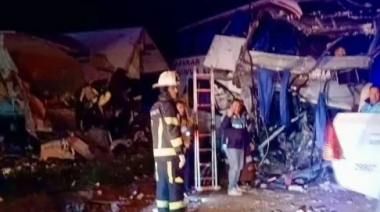 Choque frontal entre un micro y un camión dejó al menos cuatro muertos