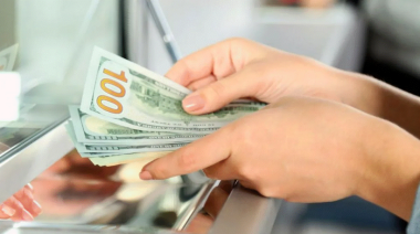 Eliminaron las percepciones para comprar dólares mediante cuentas bancarias