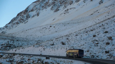 Paso a Chile cerrado por mal tiempo: fuertes nevadas impiden la circulación en la alta montaña