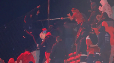 Brutal enfrentamiento entre hinchas de Independiente y la U de Chile