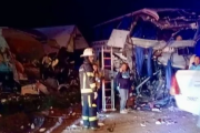 Choque frontal entre un micro y un camión dejó al menos cuatro muertos