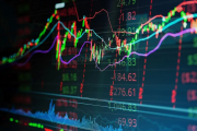 En una semana marcada por anuncios, el dólar cerró a la baja y subieron las acciones