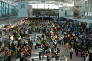 En abril hubo más argentinos que salieron del país que extranjeros que llegaron