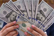 El dólar oficial continúa su retroceso y se aleja del límite superior