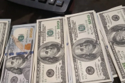 Una semana caliente para el Gobierno y el mercado: así cotizan el dólar oficial y el dólar blue