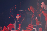 Brutal enfrentamiento entre hinchas de Independiente y la U de Chile
